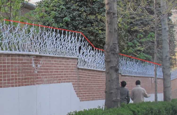 اجرای حفاظ شاخ گوزنی در دیوارهای پلکانی