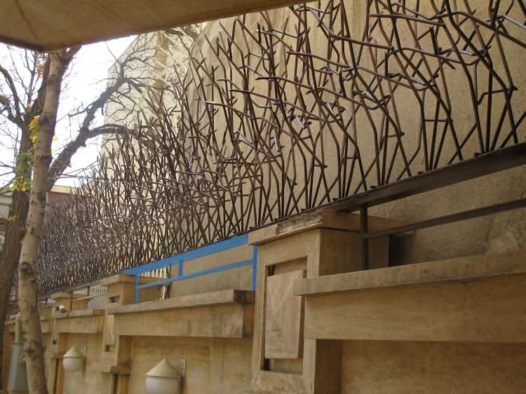 اجرای حفاظ شاخ گوزنی در دیوارهای ممتد غیر یکنواخت